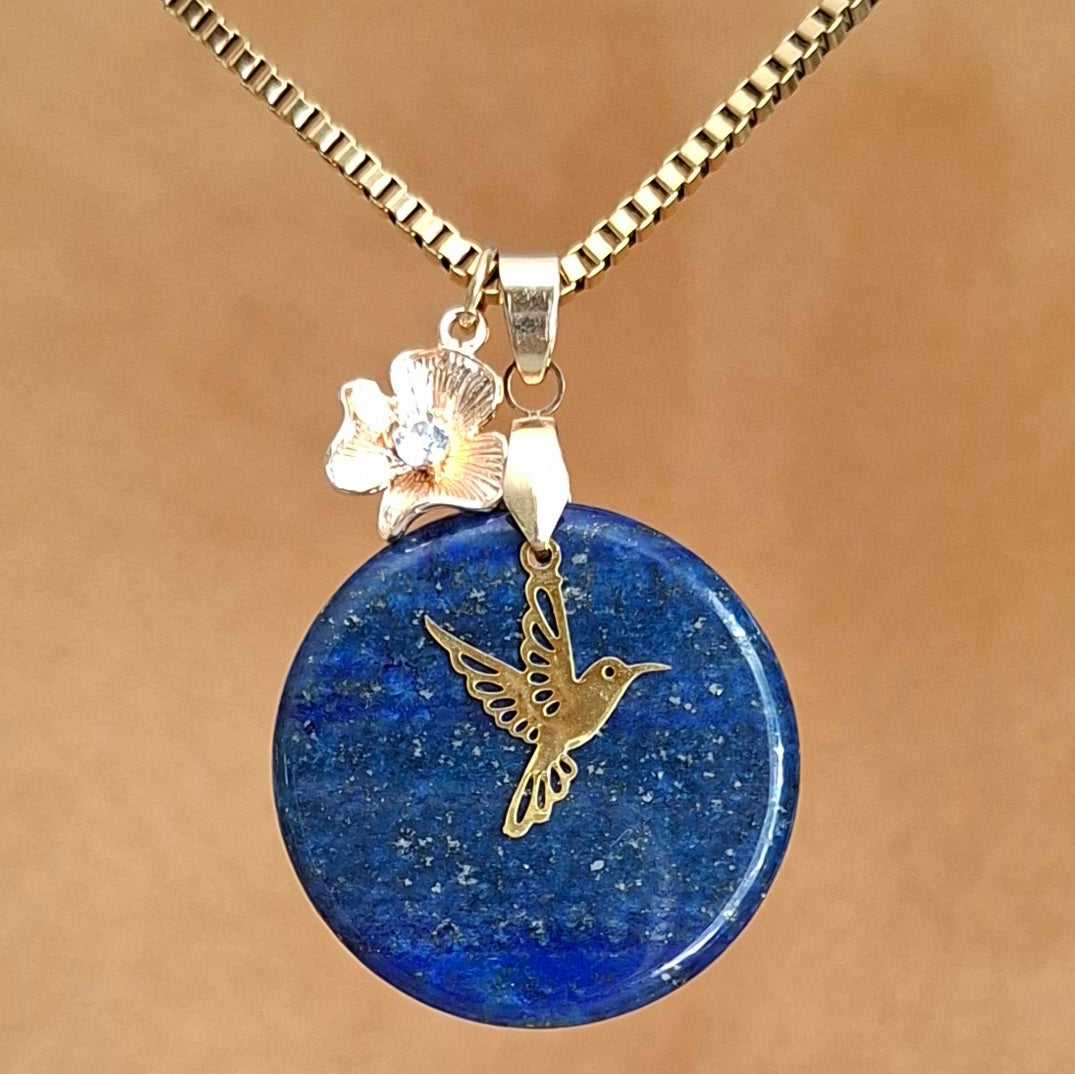 Collier en lapis-lazuli rond avec breloques fleur et colibri dorés.