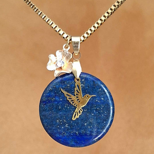 Collier en lapis-lazuli rond avec breloques fleur et colibri dorés.
