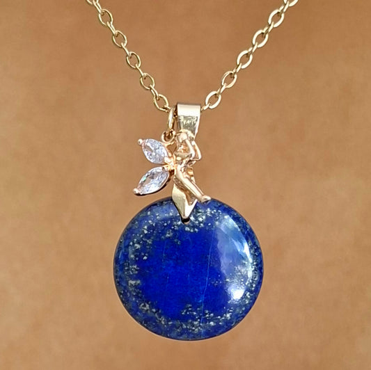 Collier en acier inoxydable doré avec lapis-lazuli rond et breloque fée.
