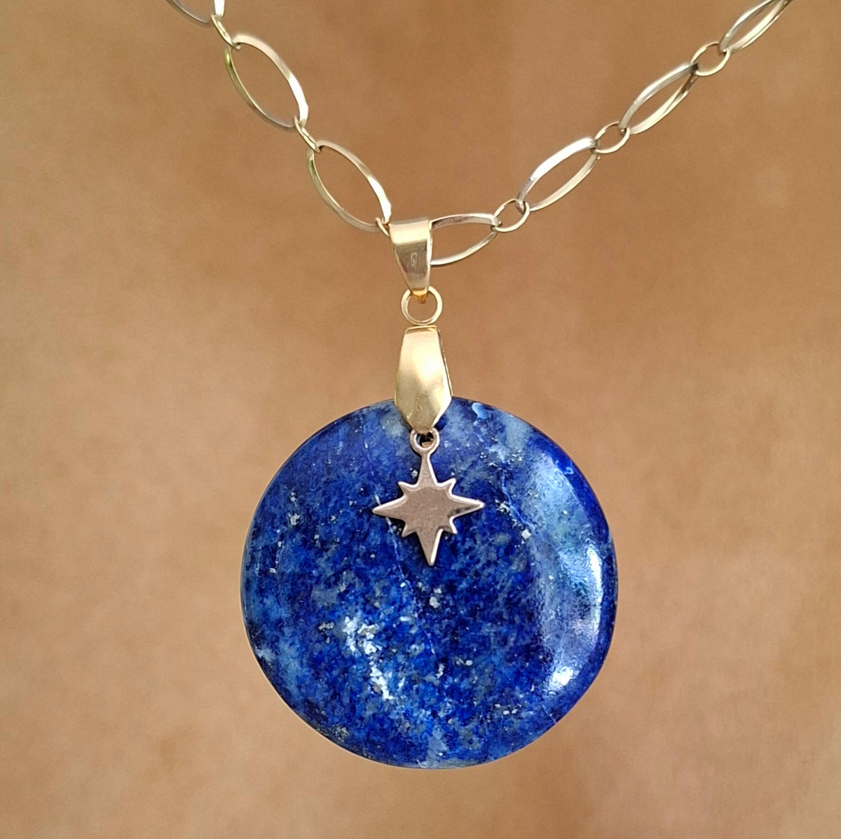 Collier en lapis-lazuli rond bleu avec breloque étoile 