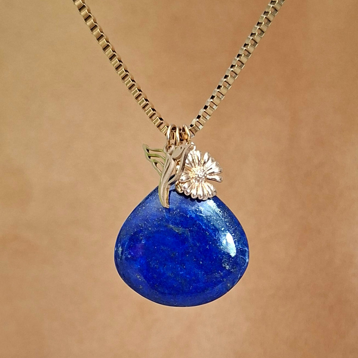Collier acier doré en lapis lazuli triangulaire avec breloques colibri et tournesol