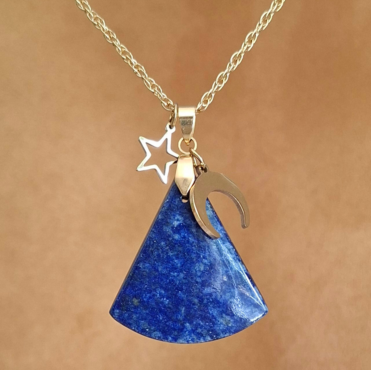 Collier lapis-lazuli triangulaire avec breloques étoile et lune.