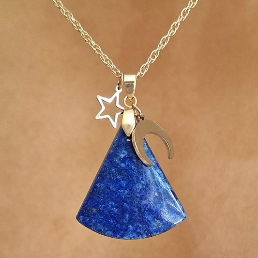 Collier lapis-lazuli triangulaire avec breloques étoile et lune.