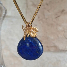 Charger l'image dans la galerie, Collier acier en lapis lazuli avec breloques colibri et tournesol