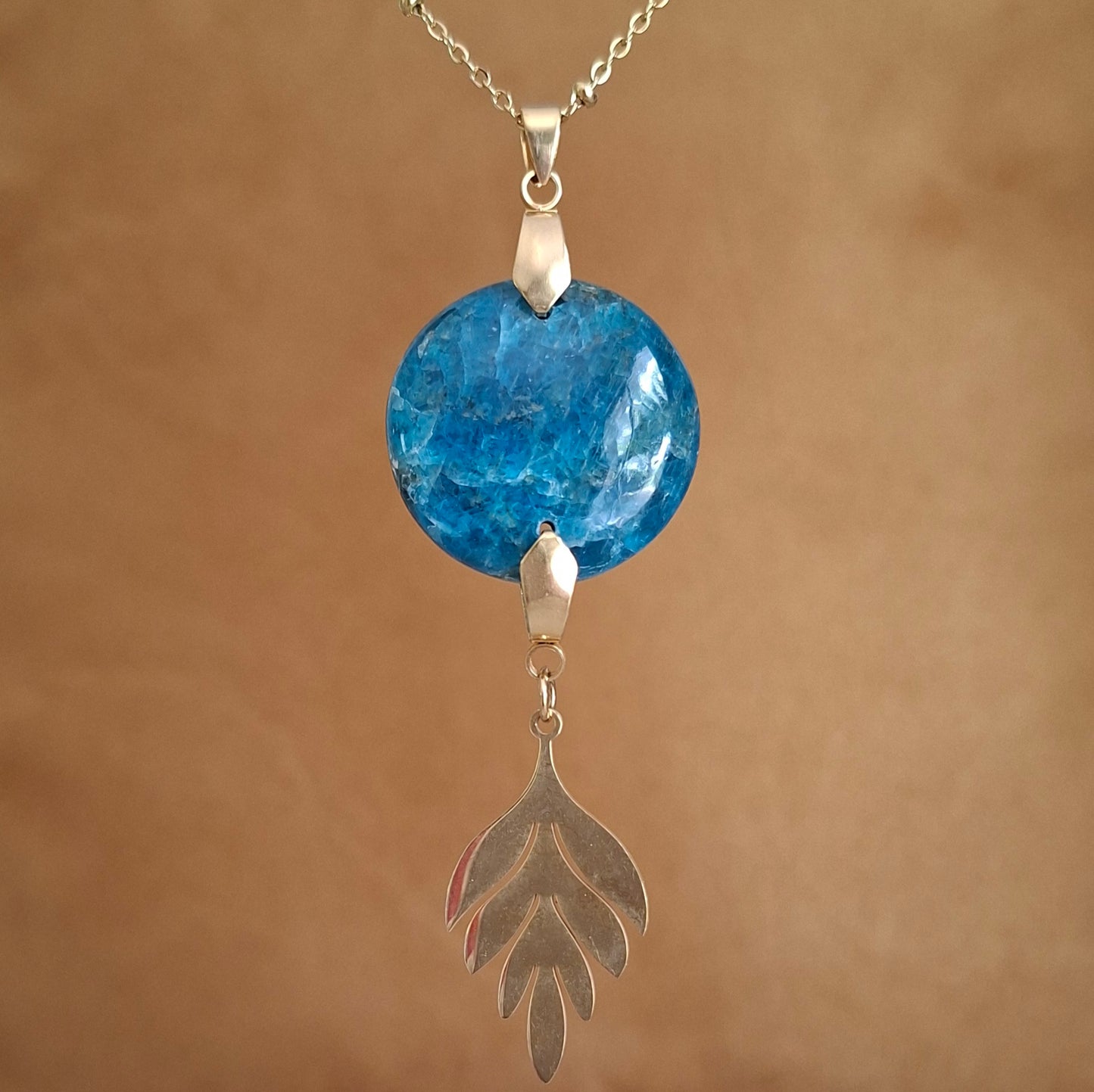 Collier long en acier doré et apatite ronde - Pièce unique