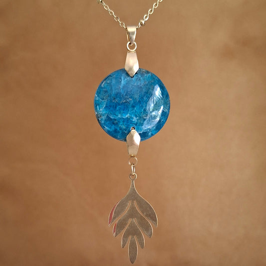 Collier long en acier doré et apatite ronde - Pièce unique