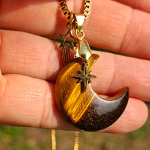 Charger l'image dans la galerie, Collier artisanal en œil de tigre naturel taillé en lune dans la main avec breloques étoile dorées