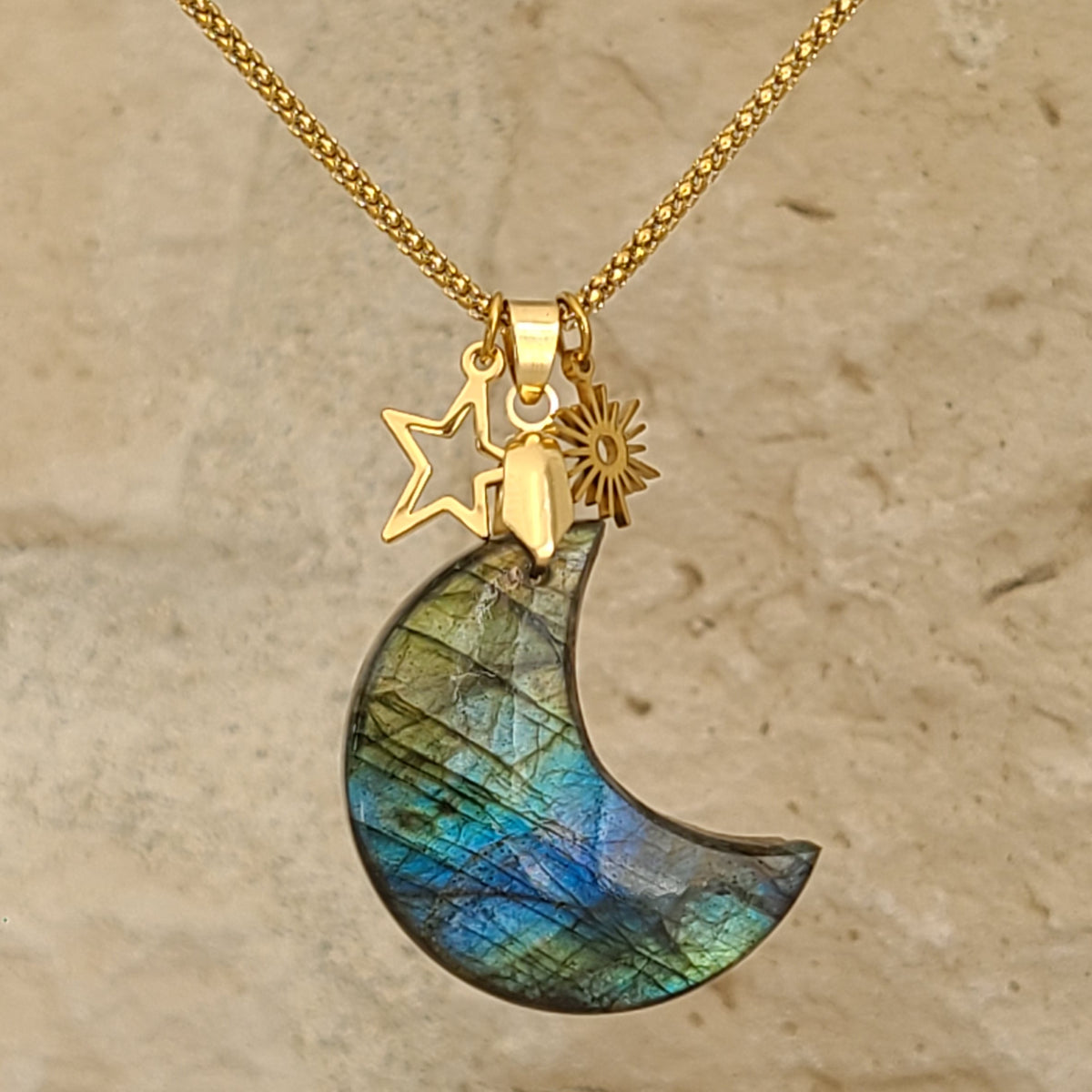 Collier en labradorite taillée en forme de lune sur chaîne en acier doré avec breloques étoiles - Petite Rainette Bijoux