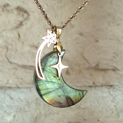 Collier lune en labradorite avec breloques étoiles sur chaôine en acier inoxydable doré. Petite Rainette