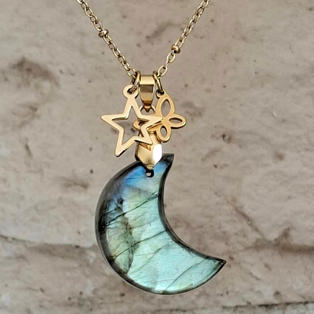 Collier lune en labradorite et acier doré avec breloques papillon et étoile. Petite Rainette