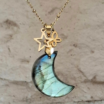 Collier lune en labradorite et acier doré avec breloques papillon et étoile. Petite Rainette