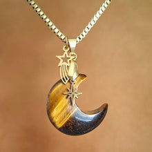 Charger l'image dans la galerie, Collier lune en œil de tigre naturel avec chaîne dorée et breloques étoile et étoile filante