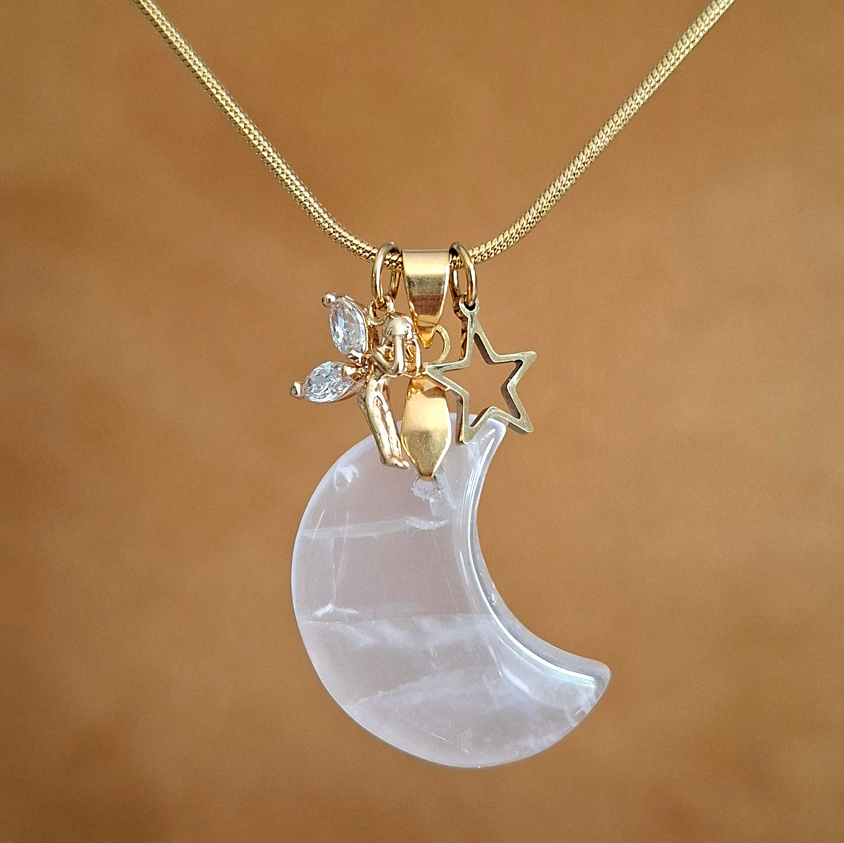 Collier lune en quartz rose et breloques fée et étoile