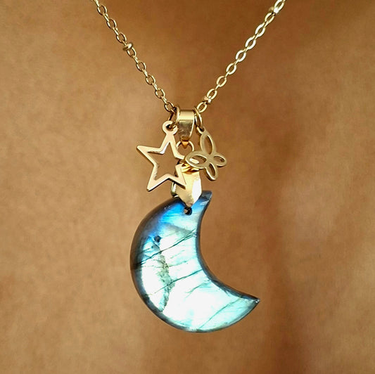Collier lune en labradorite et acier doré avec breloques papillon et étoile.