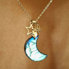 Charger l'image dans la galerie, Collier lune en labradorite et acier doré avec breloques papillon et étoile.