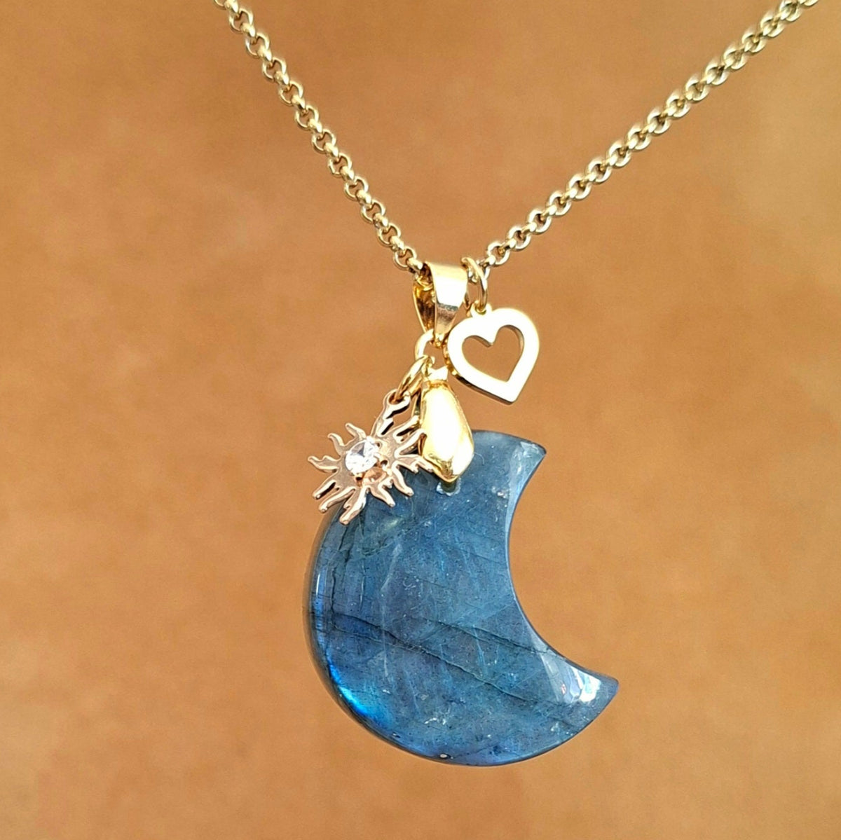 Collier lune en labradorite avec breloques soleil et coeur sur chaine acier doré