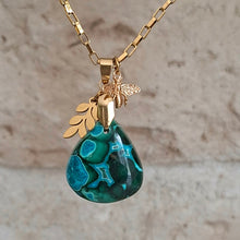 Charger l'image dans la galerie, Collier en malachite chrysocolle avec breloque feuille et abeille sur chaîne dorée.
