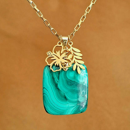 Collier malachite rectangulaire sur chaîne dorée avec breloques hibiscus et feuille