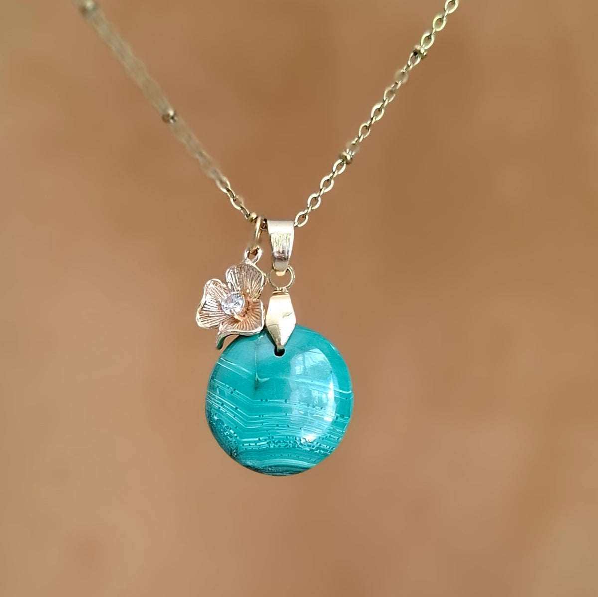 Collier en acier inoxydable doré avec malachite ronde et breloque fleur 