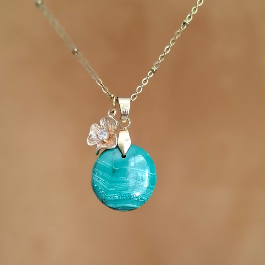 Collier en acier inoxydable doré avec malachite ronde et breloque fleur 