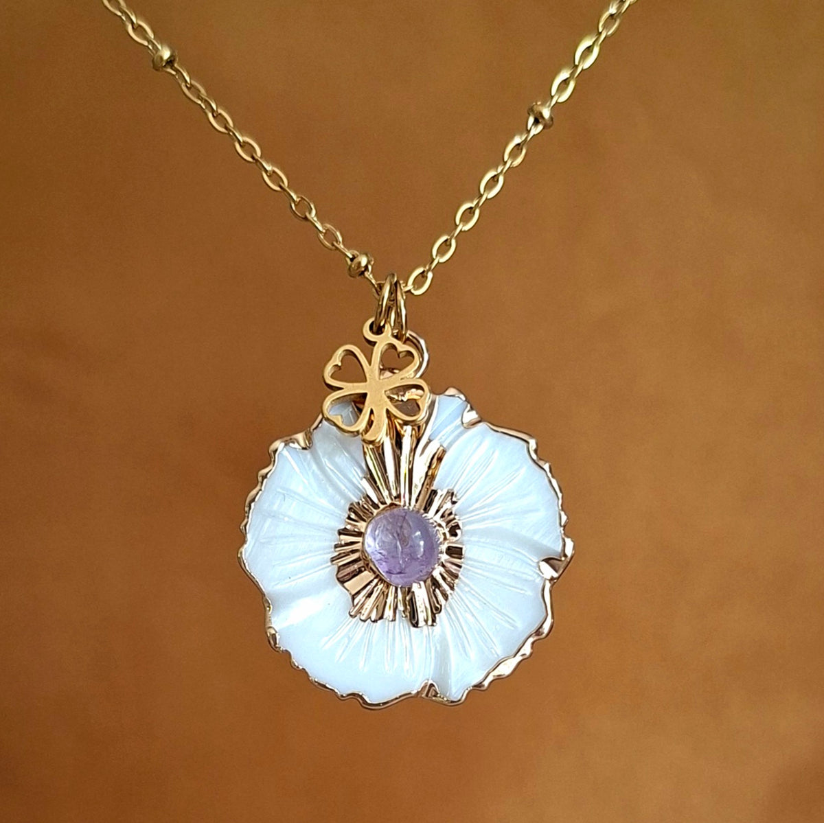Collier doré fleur de nacre et améthyste avec breloque trèfle à 4 feuilles