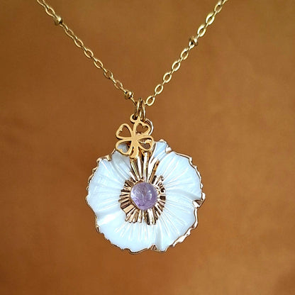 Collier doré fleur de nacre et améthyste avec breloque trèfle à 4 feuilles