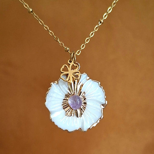 Collier doré fleur de nacre et améthyste avec breloque trèfle à 4 feuilles