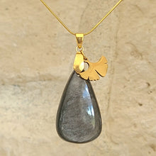 Charger l'image dans la galerie, Collier en acier doré et obsidienne argentée avec breloque feuille de ginkgo