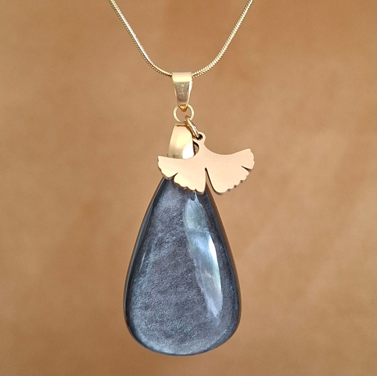 Collier en obsidienne argentée forme goutte avec breloque feuille de ginkgo
