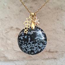 Charger l'image dans la galerie, Collier en obsidienne flocon de neige ronde sur chaîne bambou en acier inoxydable doré avec breloques étoiles et fleur