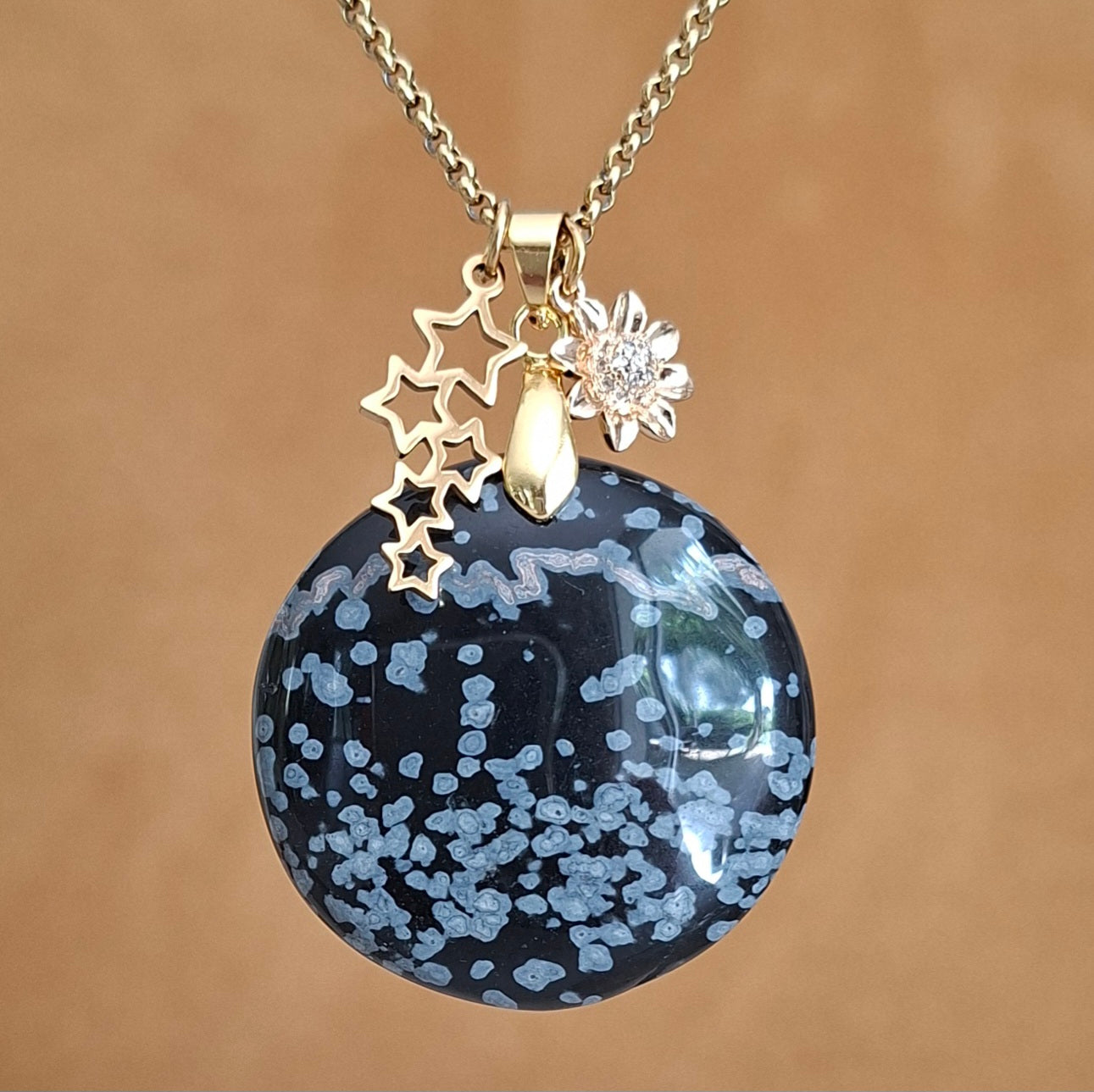 Collier en obsidienne flocon de neige ronde sur chaîne bambou en acier inoxydable doré avec breloques étoiles et fleur