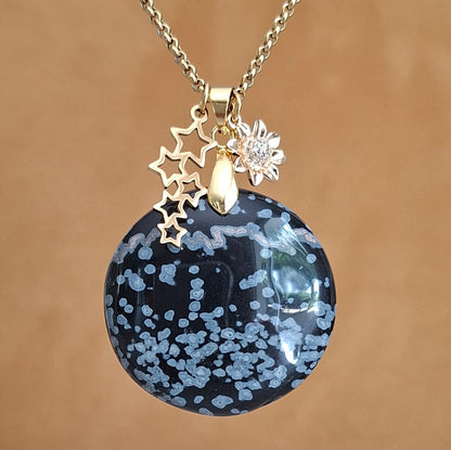 Collier en obsidienne flocon de neige ronde sur chaîne bambou en acier inoxydable doré avec breloques étoiles et fleur