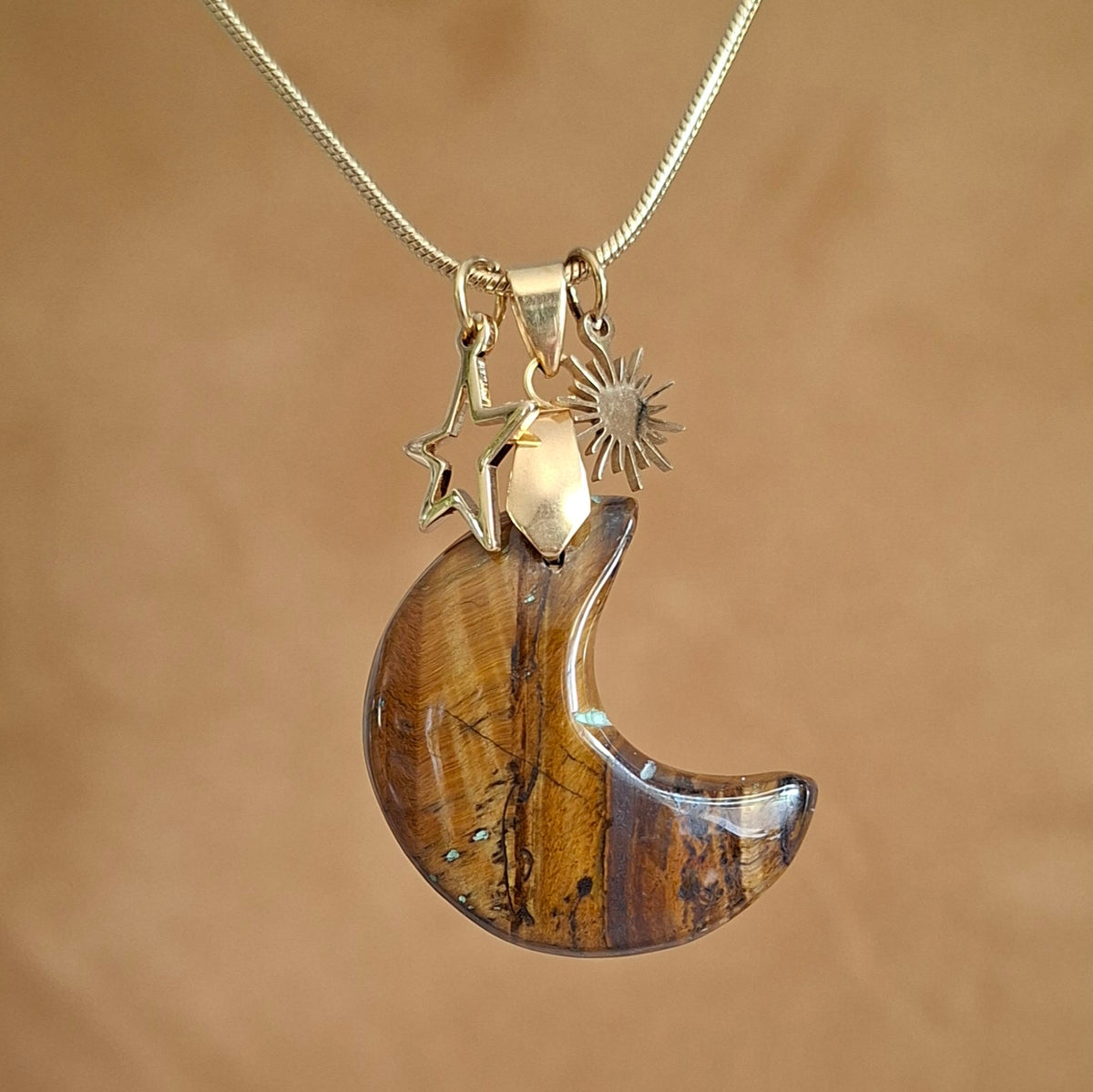 Collier en acier doré et oeil de tigre en forme de lune avec breloques étoiles