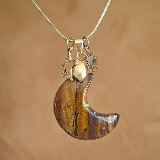 Collier en acier doré et oeil de tigre en forme de lune avec breloques étoiles