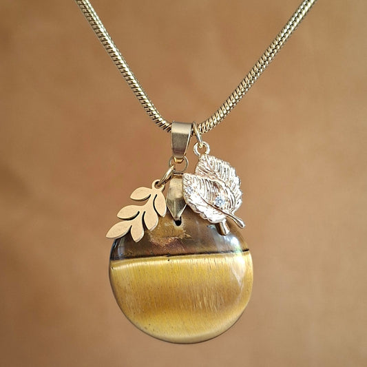 Collier en acier doré et oeil de tigre rond avec breloques feuilles