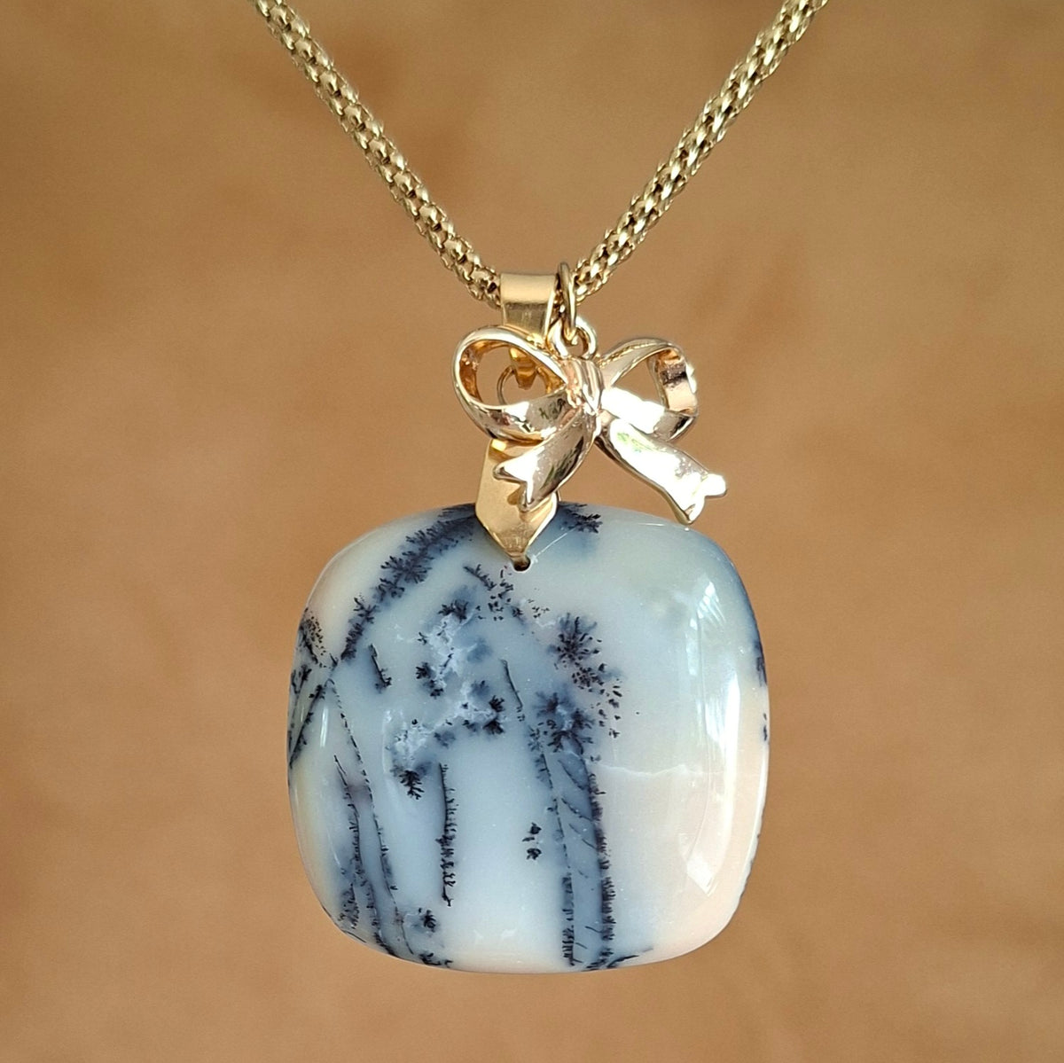 Collier en acier doré et opale dendrite carrée  avec breloque noeu