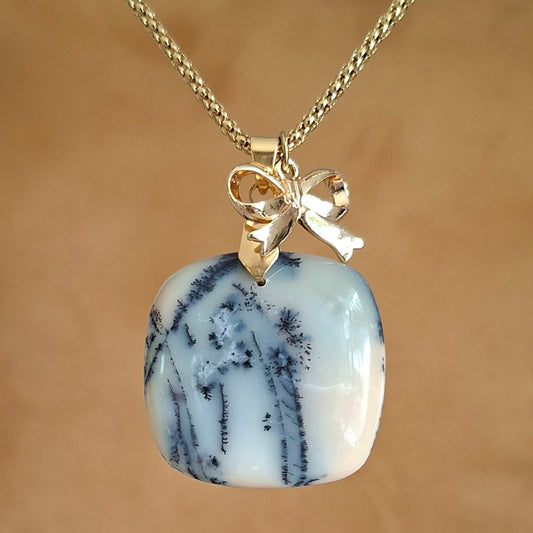 Collier en acier doré et opale dendrite carrée  avec breloque noeu