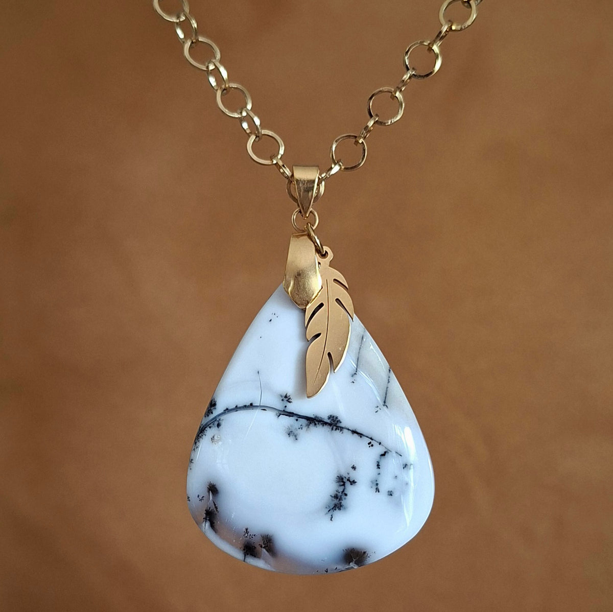 Collier en opale dendrite forme poire sur chaine acier doré avec breloque plume