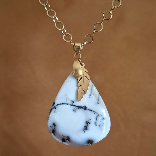 Collier en opale dendrite forme poire sur chaine acier doré avec breloque plume