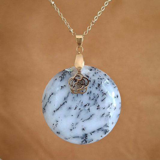 Collier en acier doré et opale dendrite ronde 