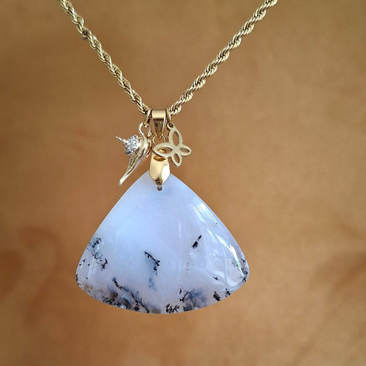 Collier en acier et opale dendrite avec breloques lampe magique et papillon