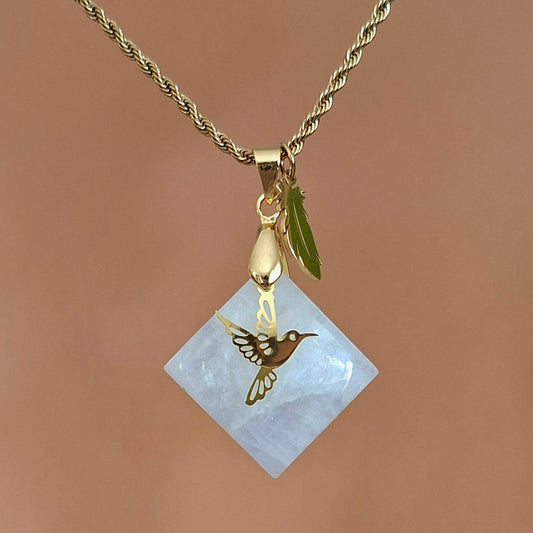 Collier en pierre de lune carrée avec breloques colibri et plume sur chaine maille acier doré