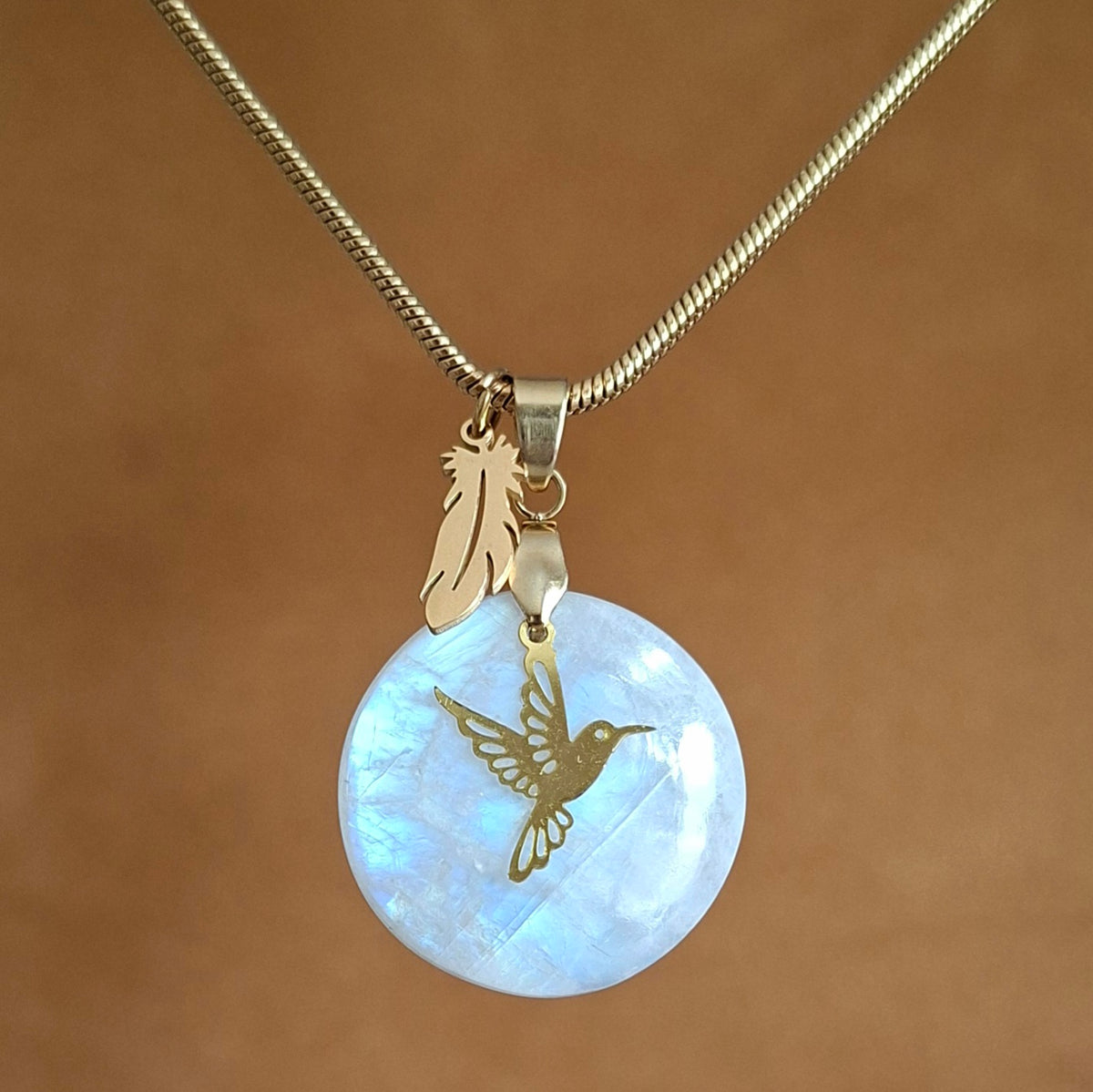 Collier acier en pierre de lune ronde avec breloque colibri et plume