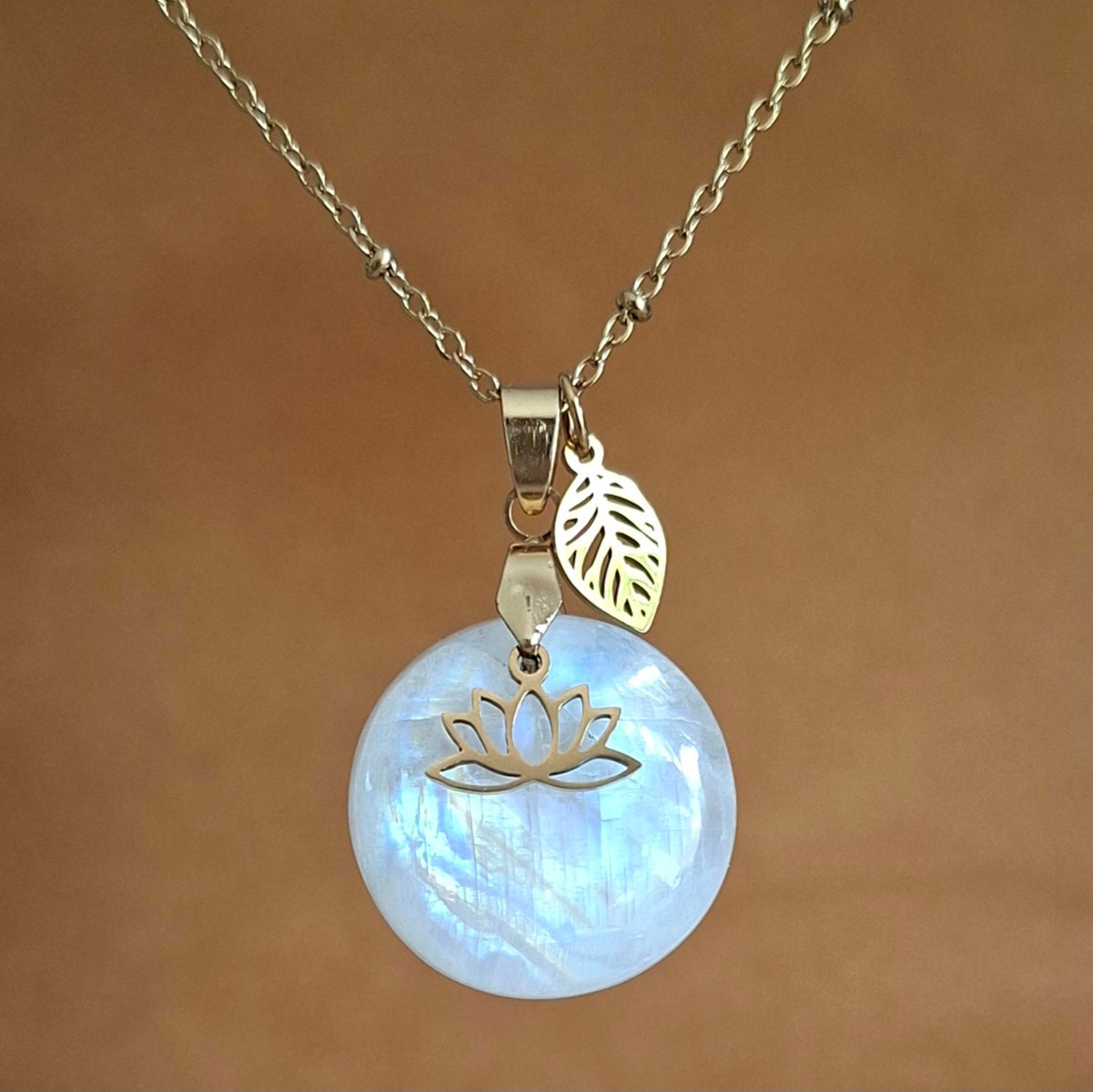 Collier acier en pierre de lune ronde avec breloques fleur de lotus et feuille
