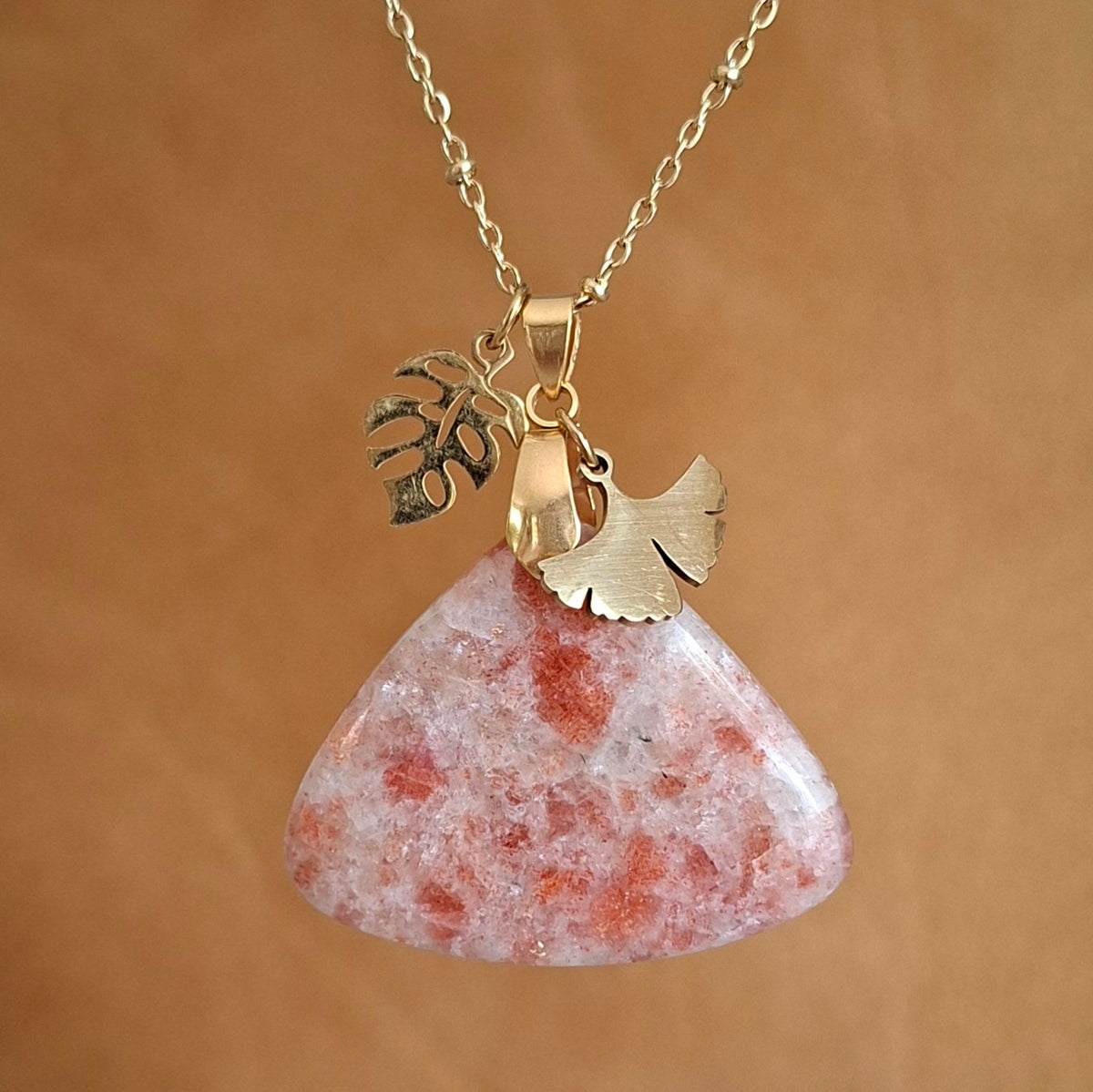 Collier en pierre du soleil naturelle sur chaine acier doré avec breloques feuilles