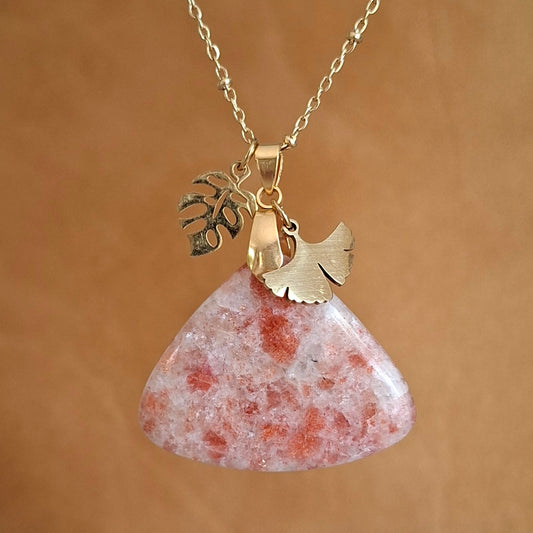 Collier en pierre du soleil naturelle sur chaine acier doré avec breloques feuilles