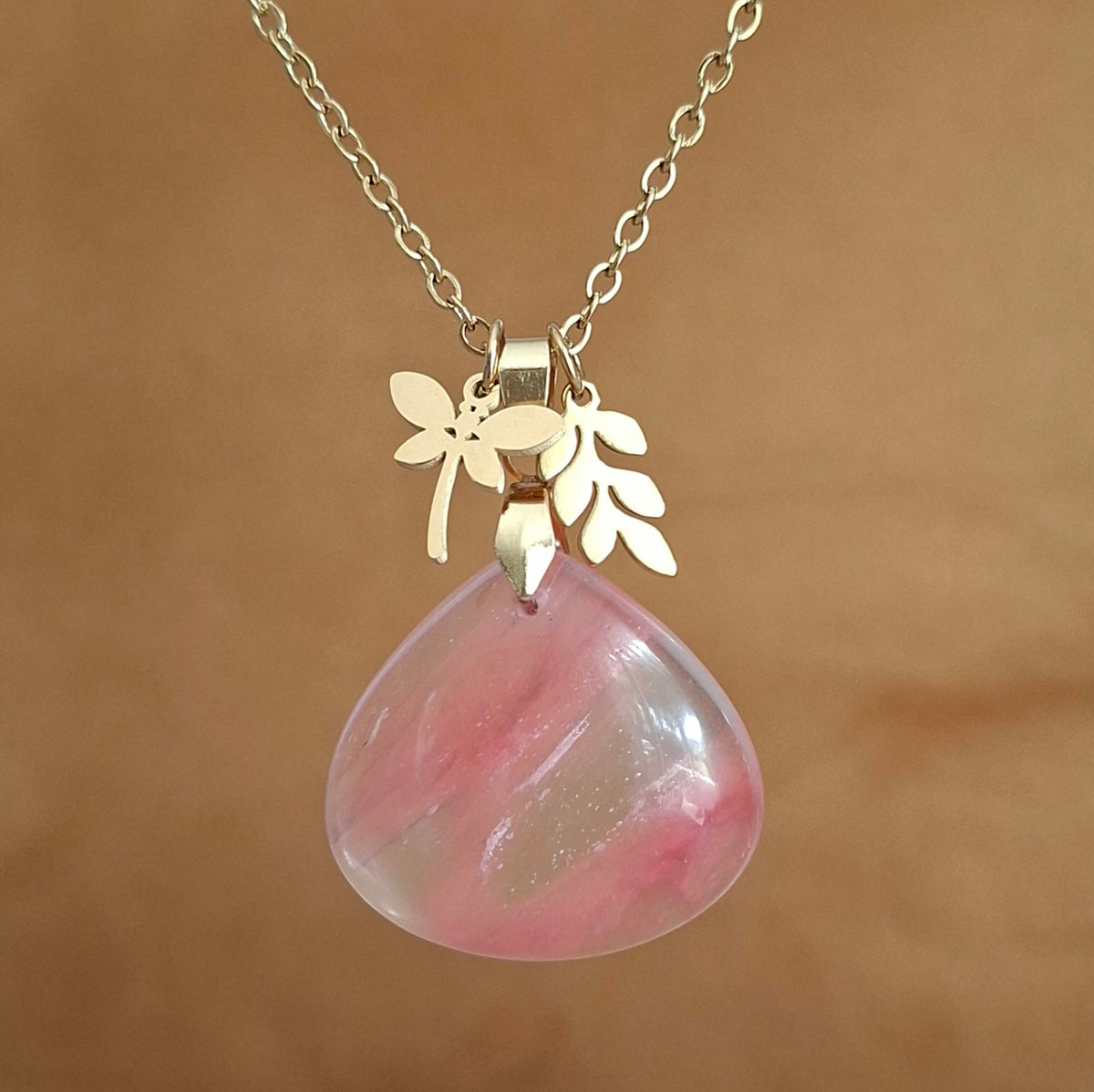 Collier en quartz cerise avec breloque libellule et feuille sur chaine acier doré