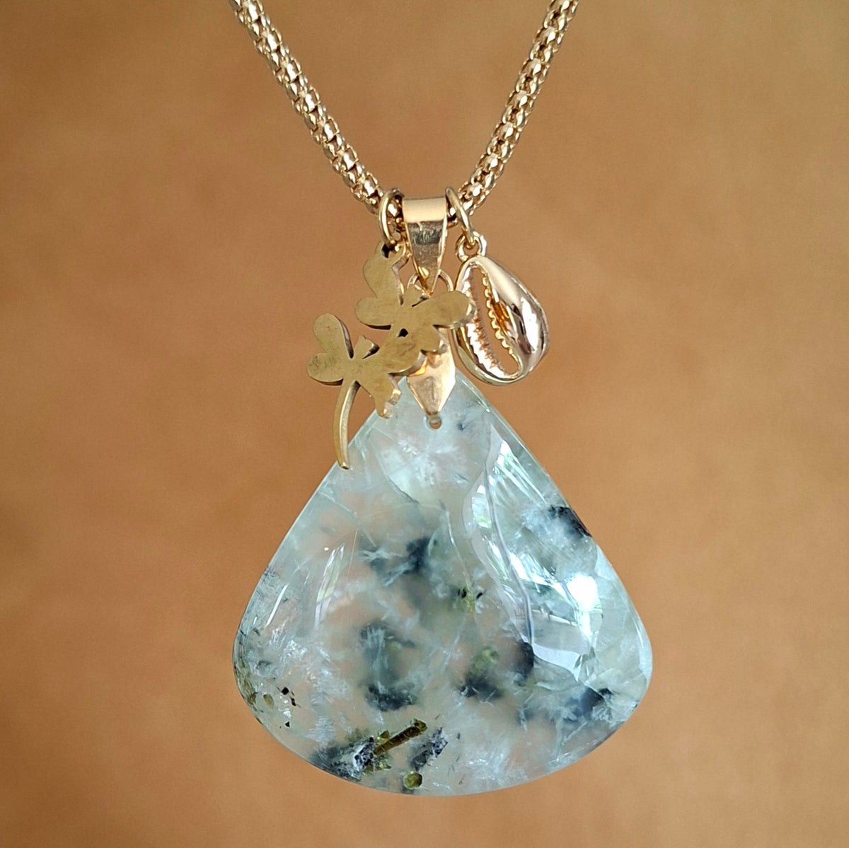 Collier en prehnite forme poire sur chaîne dorée vec breloques libellules et coquilla