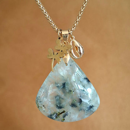 Collier en prehnite forme poire sur chaîne dorée vec breloques libellules et coquilla