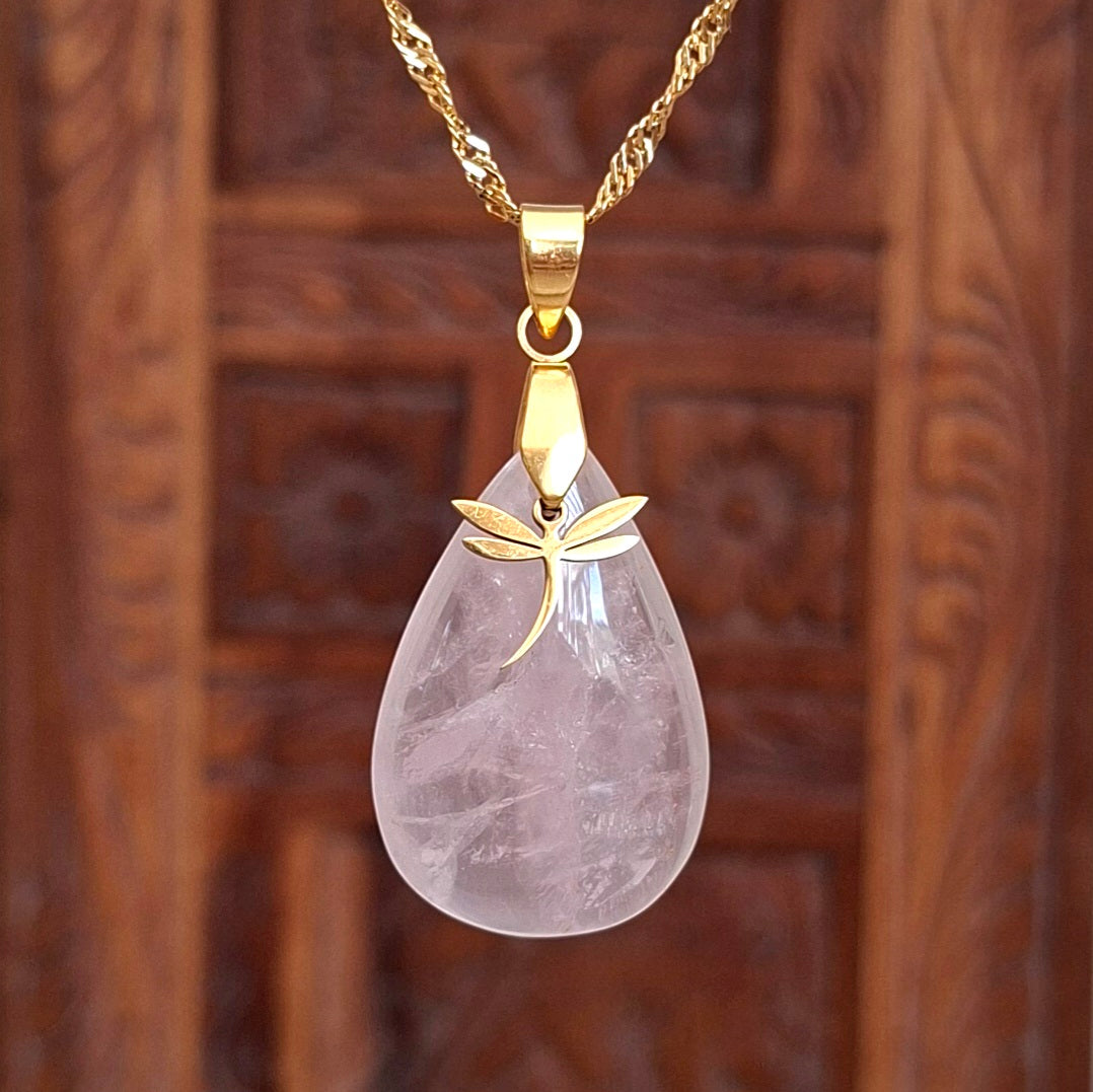 Collier en quartz rose naturel forme goutte sur chaine acier inoxydable doré avec breloque libellule
